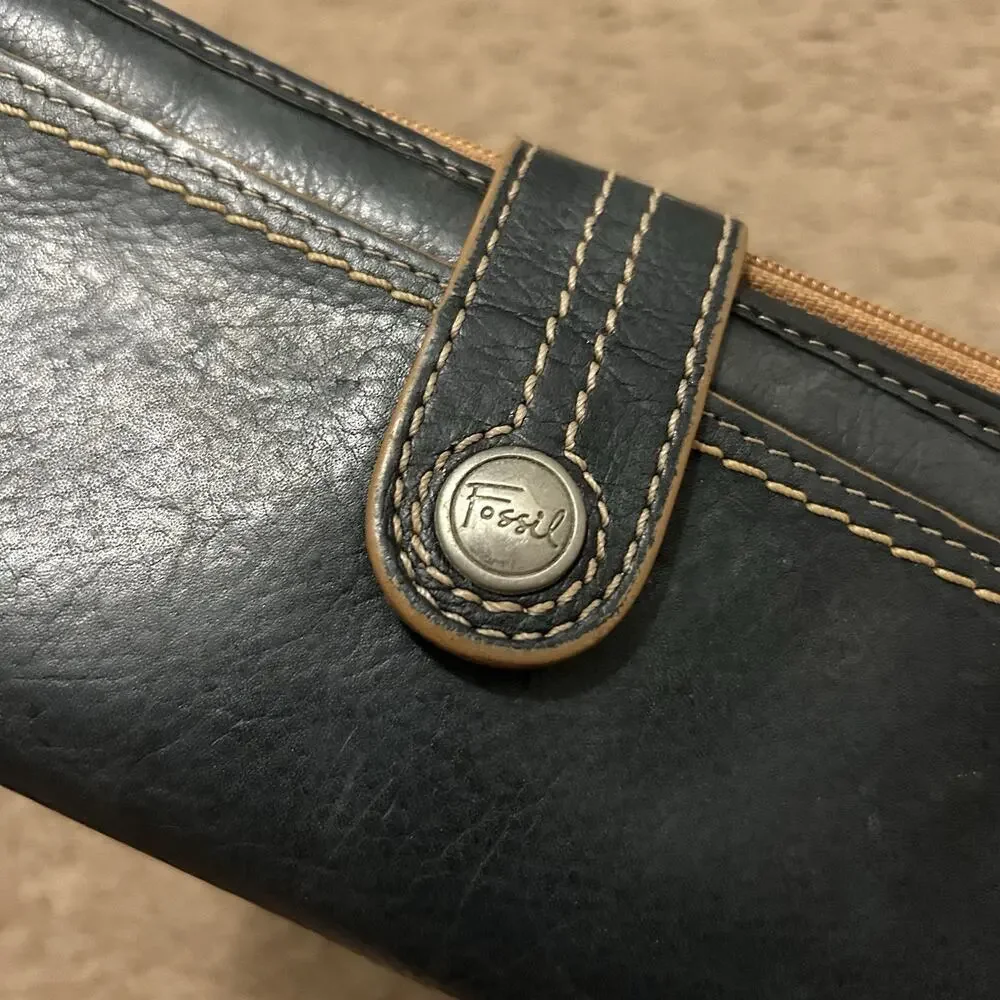 Fossil Women's Weekender Checkbook Clutch Blue Leather Bi-Fold Wallet